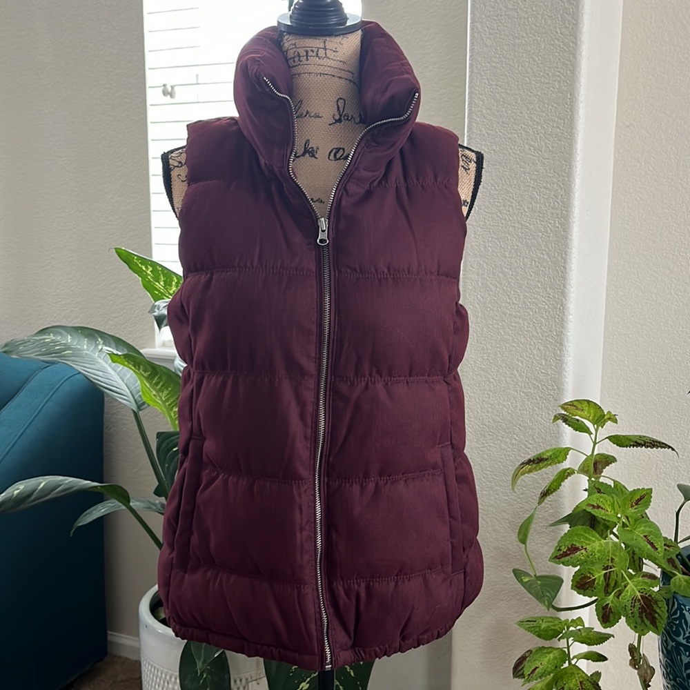 NWOT Old Navy vest colour maroon excellent condition no rips no tears no